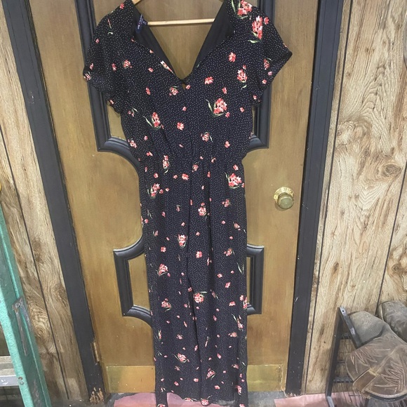 Black floral jumpsuit with white polkadots. Worn a handful of times. - Picture 3 of 4